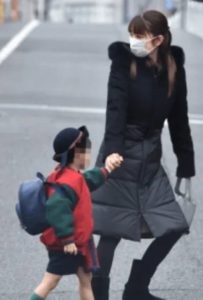 小倉優子の子供は合計3人 息子の幼稚園 小学校はどこ 早稲田と特定か Sky Journal